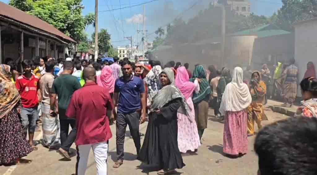 গাজীপুরে বকেয়া বেতনের দাবিতে সড়কে আগুন জ্বালিয়ে গার্মেন্টস শ্রমিকদের বিক্ষোভ