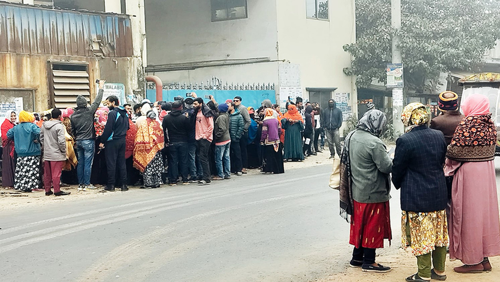 গাজীপুরে কারখানা বন্ধ ঘোষণা, শ্রমিকদের বিক্ষোভ