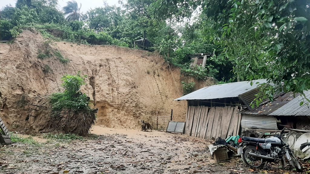 বৃষ্টি থাকছে কয়েক দিন, পাহাড়ধসের শঙ্কা