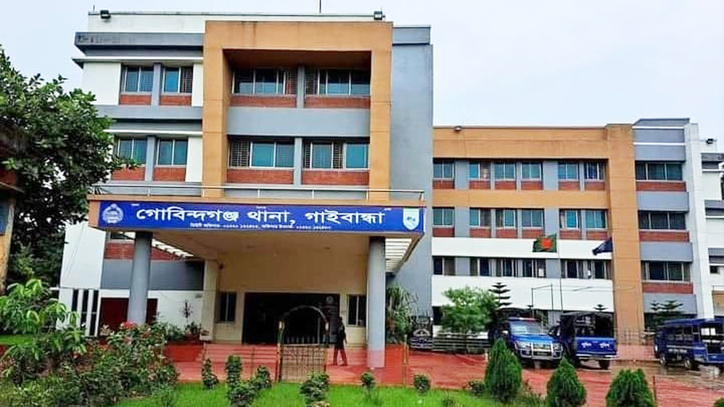 পুলিশের পোশাক পরে ইজিবাইক ছিনতাইয়ের অভিযোগ