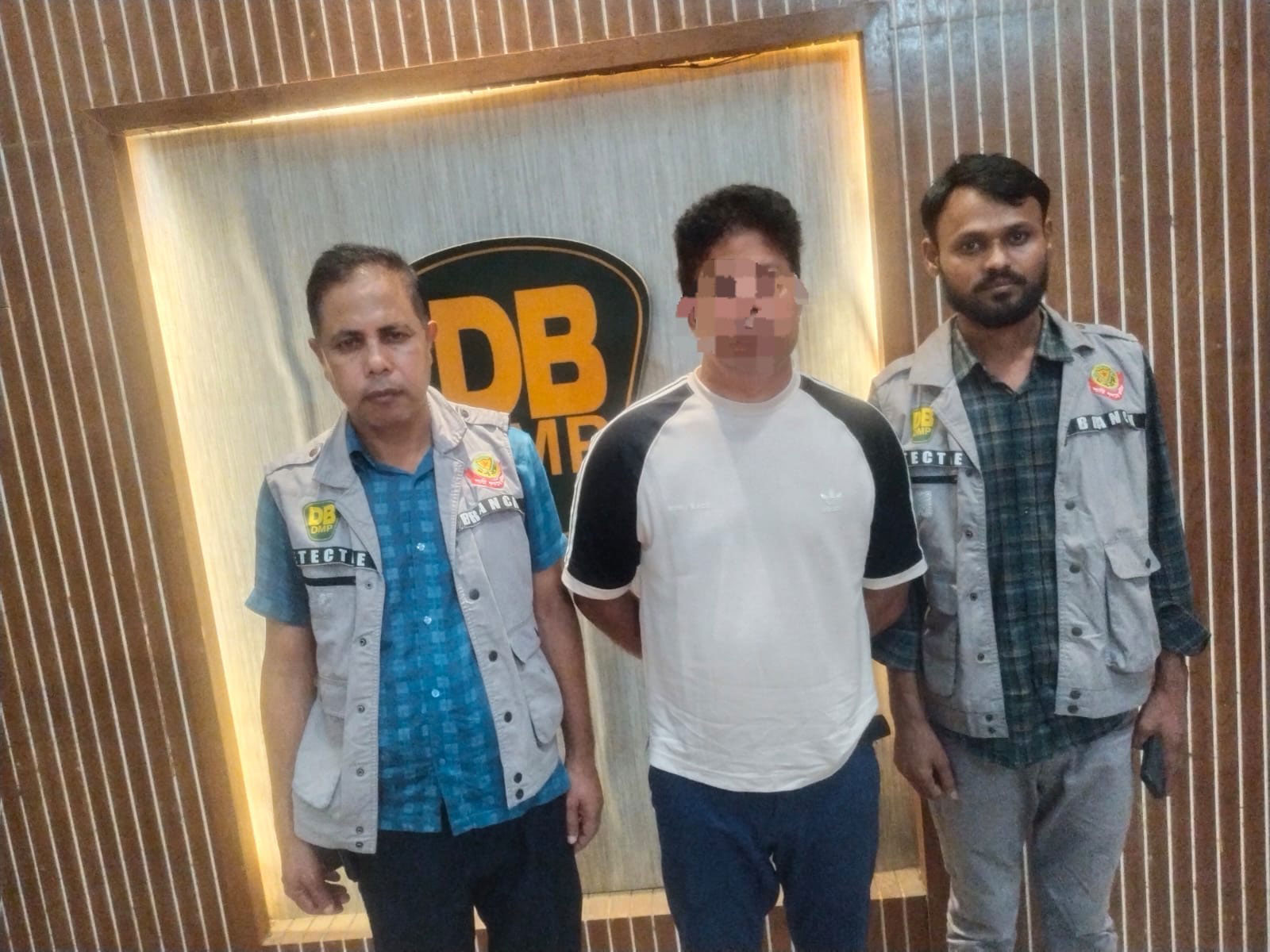 চট্টগ্রামের শীর্ষ সন্ত্রাসী বড় সাজ্জাদের সহযোগী গ্রেপ্তার