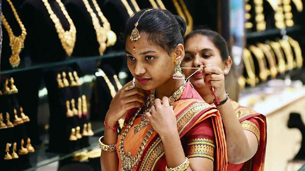 আকাশছোঁয়া দামেও ভারতে সোনার গয়নার বাজারে ভিড়