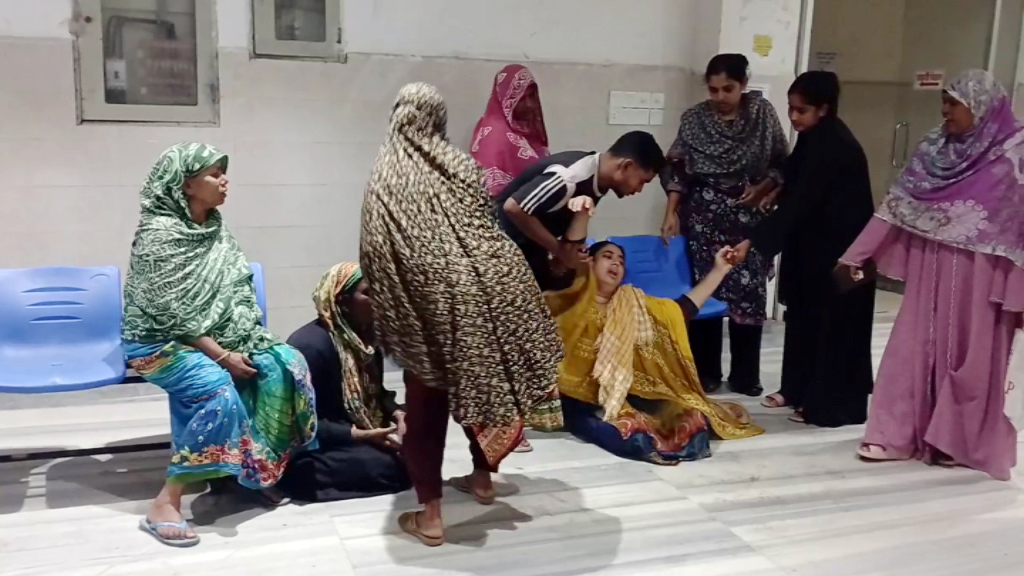 মোটরসাইকেলের নিয়ন্ত্রণ হারিয়ে রেলিংয়ে ধাক্কা, স্কুলছাত্র নিহত