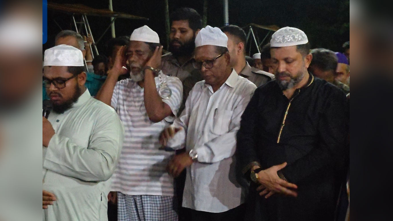 প্যারোলে মুক্তি পেয়ে হাতকড়া পরা অবস্থায় বাবার জানাজায় আওয়ামী লীগ নেতা
