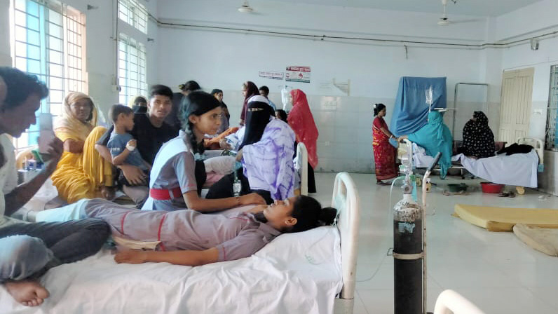গোপালগঞ্জে শ্রেণিকক্ষে দুর্গন্ধ, ২০ শিক্ষার্থী অসুস্থ