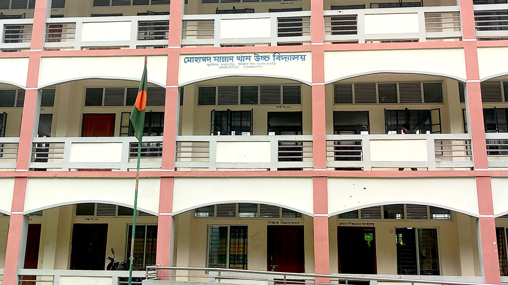 ক্লাসে ছাত্রীদের গায়ে হাত দেন শিক্ষক, প্রতিবাদে শিক্ষার্থীদের বিক্ষোভ
