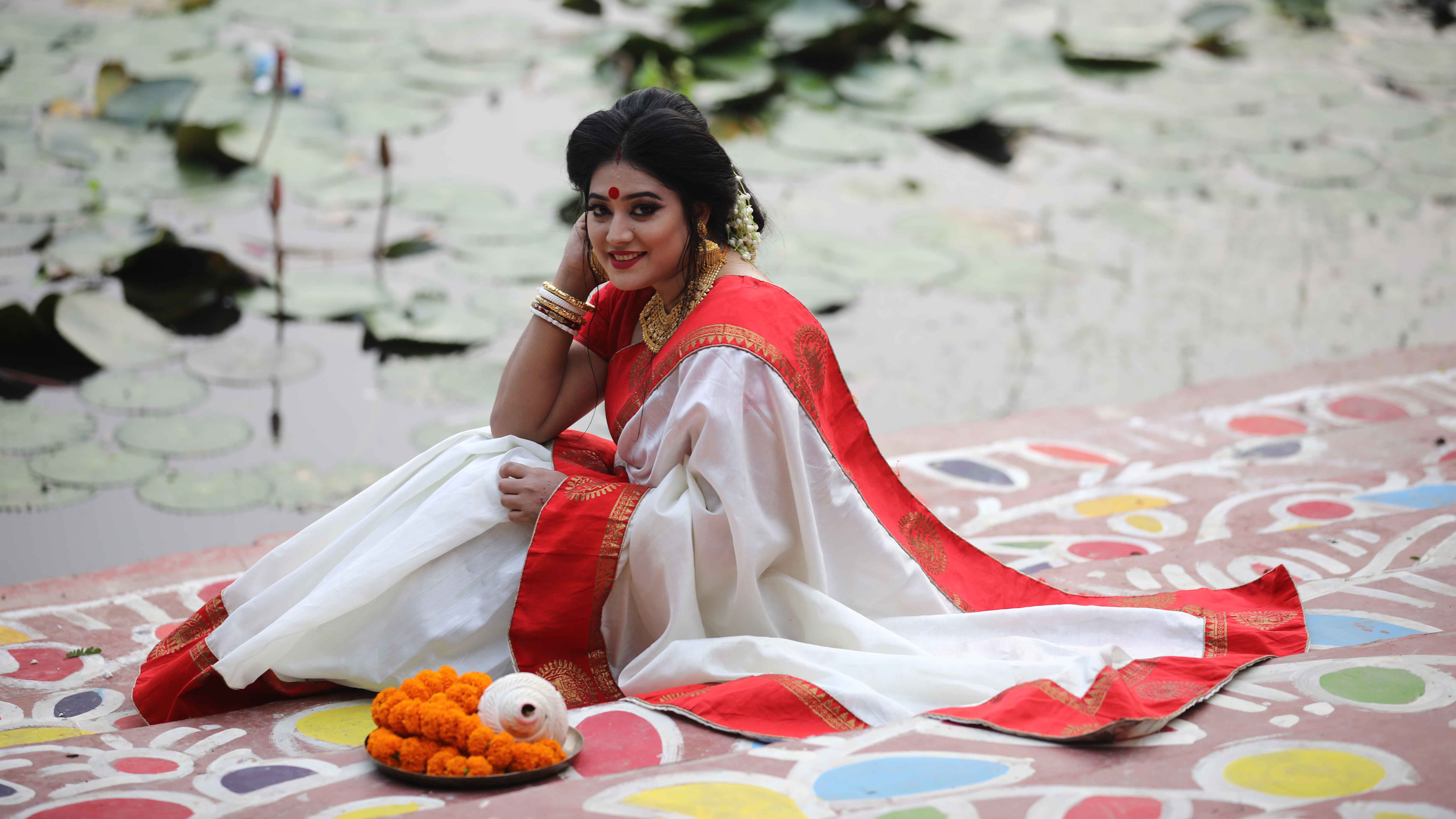 পূজায় গরদের শাড়িতে তেল-ঝোল লাগলে যা করবেন