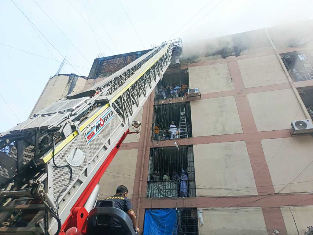 রাজধানীর গুলিস্তানে সুন্দরবন স্কয়ার মার্কেটে আগুন