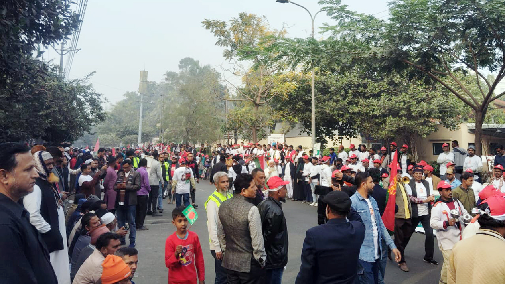 তারেক রহমানকে স্বাগত জানাতে গুলশানের বাসভবনের সামনে বিএনপির নেতা-কর্মীরা