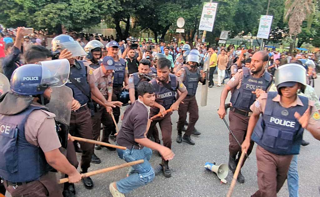 সংসদ ভবনের সামনে এইচএসসি পরীক্ষার্থীদের লাঠিপেটা করে সরিয়ে দিল পুলিশ