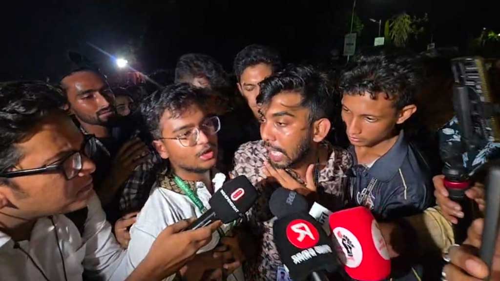 বুধবার পরীক্ষা হলে সচিবালয় অভিমুখে লংমার্চের ঘোষণা দিয়ে সড়ক ছাড়ল পরীক্ষার্থীরা