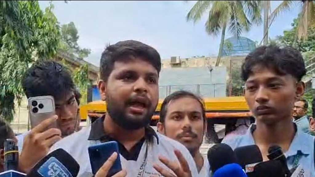 আন্দোলনে সরকার পতনের স্লোগান দেওয়া ব্যক্তিরা বহিরাগত: সংবাদ সম্মেলনে এইচএসসি পরীক্ষার্থীরা