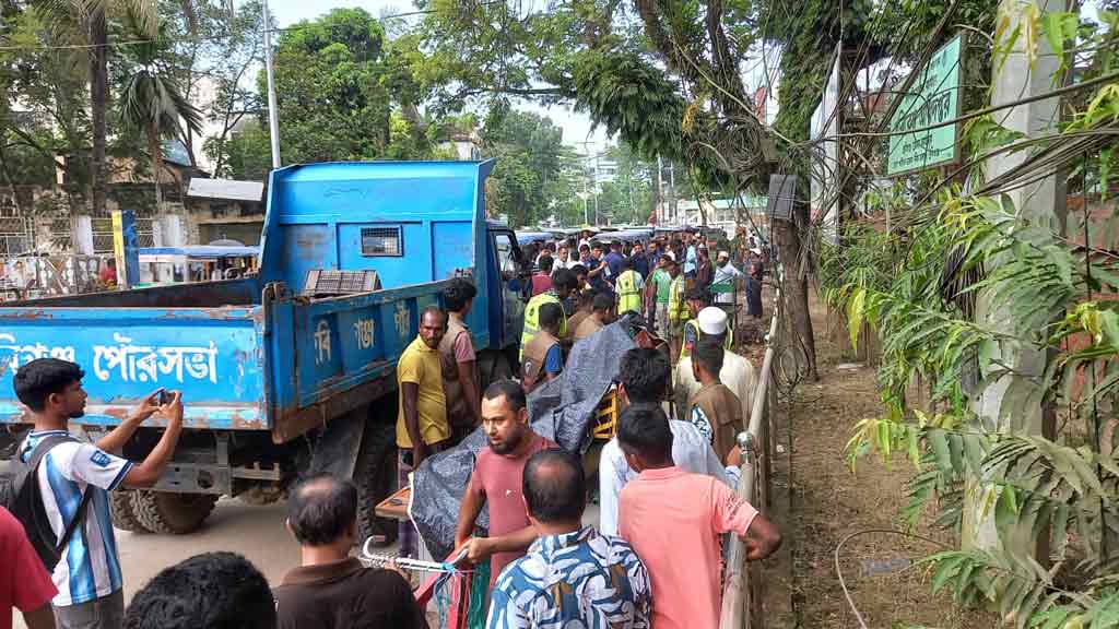 হবিগঞ্জে ফুটপাতের শতাধিক অবৈধ স্থাপনা উচ্ছেদ