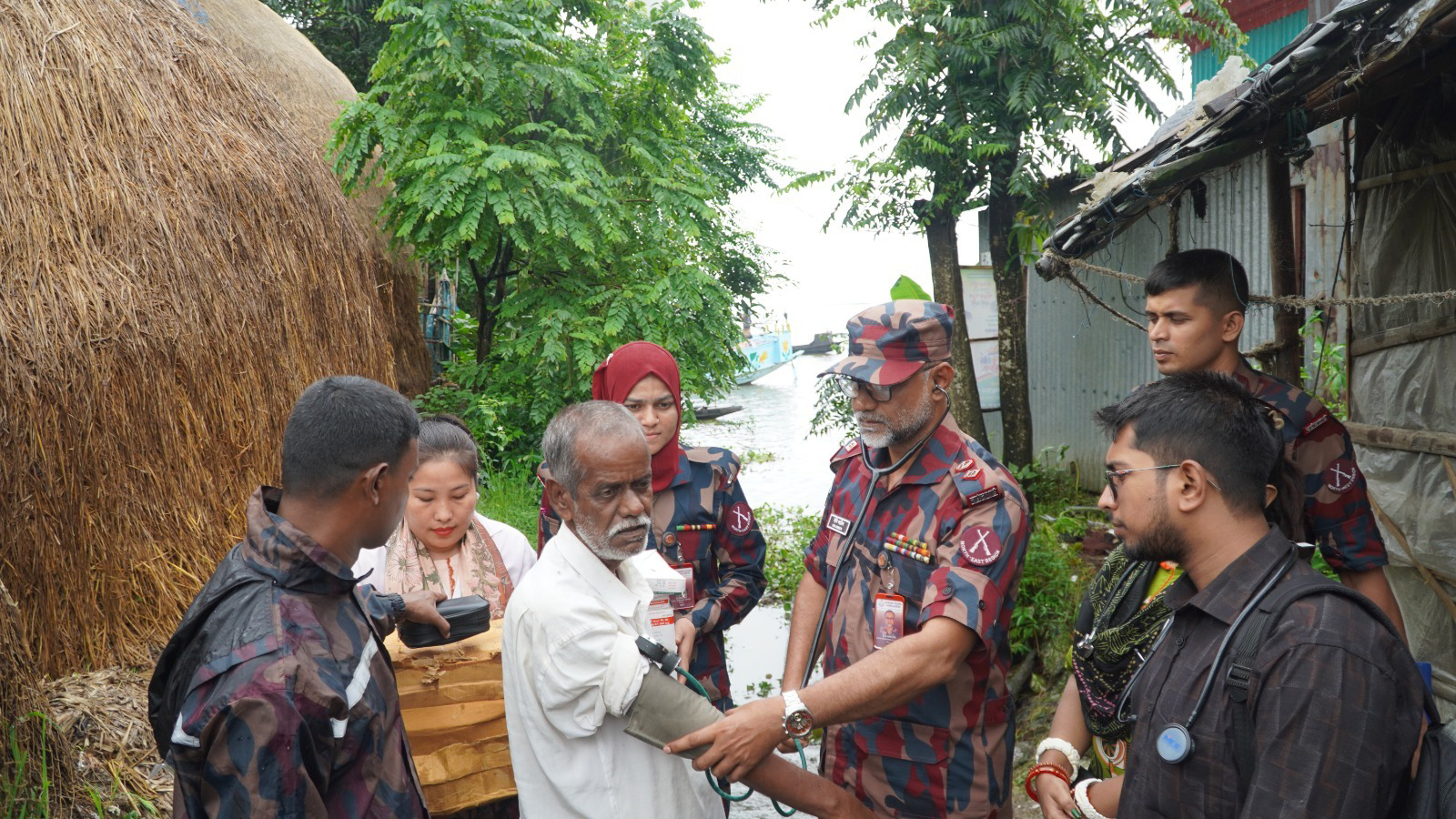 হবিগঞ্জে বন্যার্তদের পাশে বিজিবি, ড্রোনে শুকনা খাবার বিতরণ