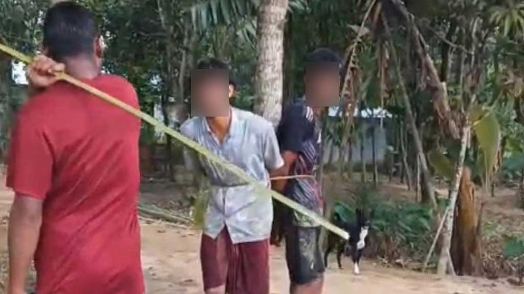 মোবাইল চুরির অপবাদ দিয়ে ২ কিশোরকে গাছে বেঁধে মারধরের অভিযোগ