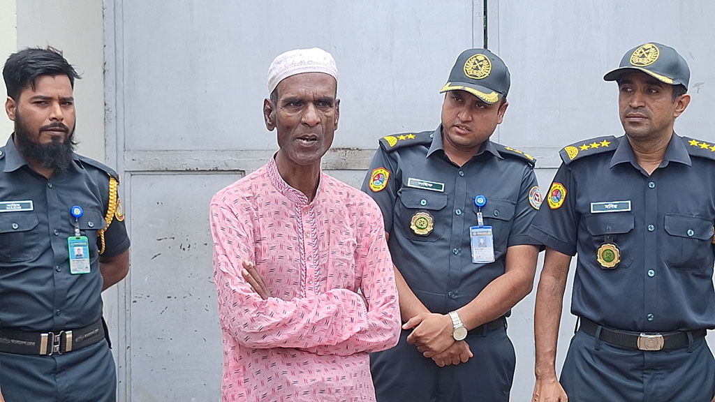 বিচার ছাড়াই ৩০ বছর কারাভোগ, জামিনে মুক্তি পেলেন কনু মিয়া