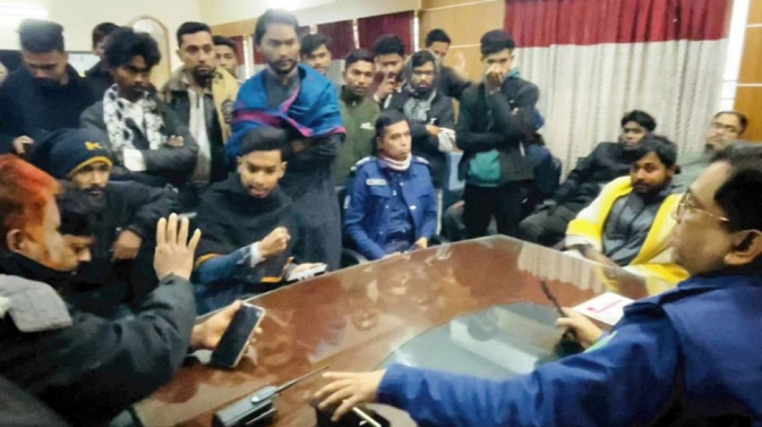 ‘আমরা থানা পুড়িয়েছি, এসআই সন্তোষকে জ্বালিয়ে দিয়েছিলাম’—ওসিকে বৈষম্যবিরোধী ছাত্রনেতার হুমকি