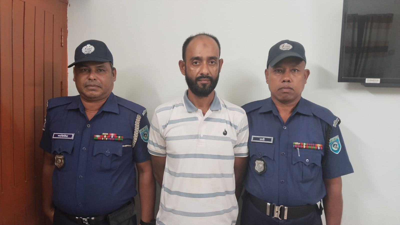 কাউনিয়ায় চাকরির প্রলোভনে প্রতারণার মামলায় সাবেক সেনাসদস্য গ্রেপ্তার