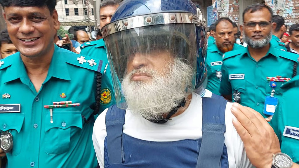 এবার ব্যবসাপ্রতিষ্ঠান দখলে নেওয়ার মামলায় গ্রেপ্তার হাজি সেলিম