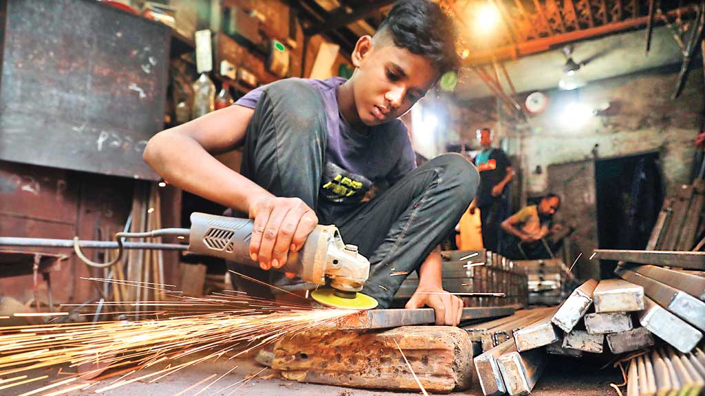 শ্রম দিয়েও পারিশ্রমিক পায় না ২০ লাখ শিশু