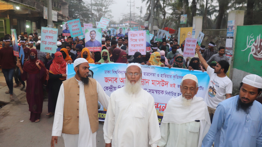 ছেলের সাফল্যে বাবার নেতৃত্বে আনন্দমিছিল