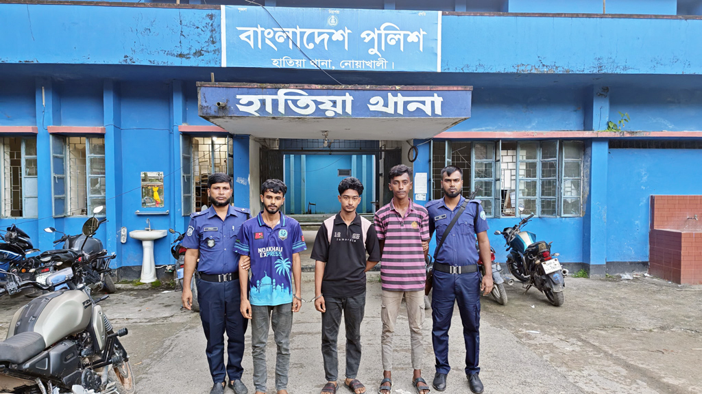 হাতিয়ায় কিশোর গ্যাংয়ের প্রধানসহ আটক ৩