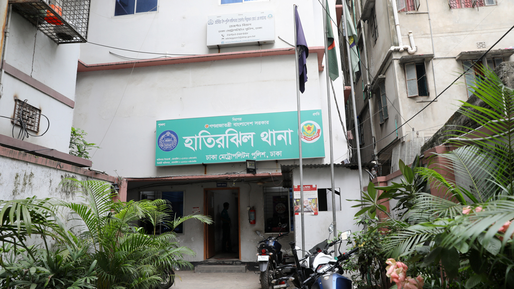 পরের ভবন-জমিতে ঢাকার ২৩ থানা