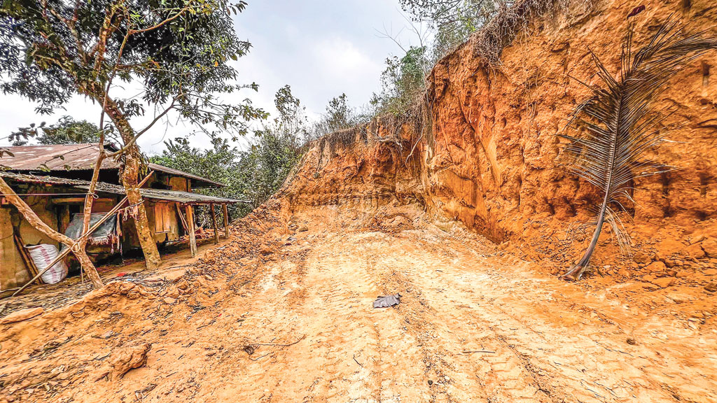 খাগড়াছড়ির মানিকছড়ি: অবাধে কাটা পড়ছে পাহাড়