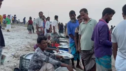 নিষেধাজ্ঞার মধ্যেও পদ্মাপাড়ে ইলিশ কেনাবেচার মহোৎসব