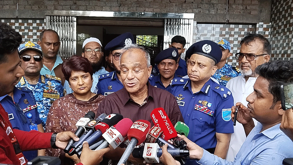 কৃষক আলুর দাম পাচ্ছে না, বিষয়টি নিয়ে আমরা কাজ করছি: স্বরাষ্ট্র উপদেষ্টা