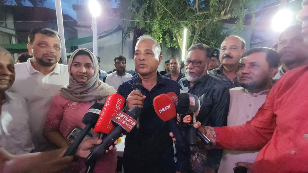 পার্শ্ববর্তী দেশের সহযোগিতায় সন্ত্রাসীরা পূজাকে অস্থিতিশীল করার চেষ্টা করেছে: স্বরাষ্ট্র উপদেষ্টা