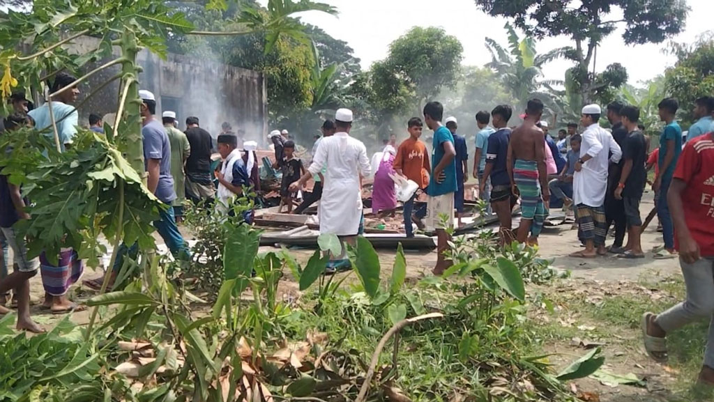 কুমিল্লায় ৪ মাজারে হামলা-ভাঙচুর ও অগ্নিসংযোগ, পুলিশ–সেনাবাহিনী মোতায়েন
