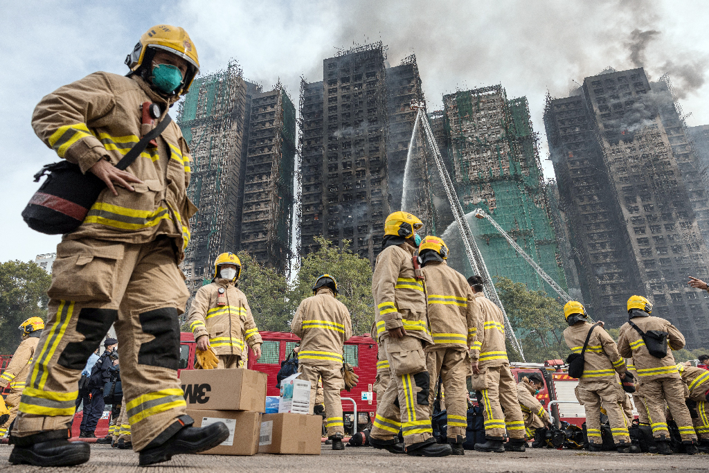 হংকংয়ে অগ্নিকাণ্ড: বিতর্কের কেন্দ্রে ভবন নির্মাণে ঐতিহ্যবাহী বাঁশের মাচা