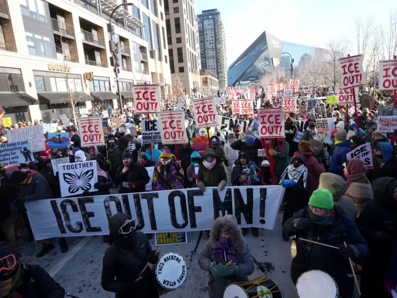 মাইনাস ২৯ ডিগ্রি ঠান্ডা উপেক্ষা করে মিনিয়াপলিসে হাজারো মানুষের বিক্ষোভ