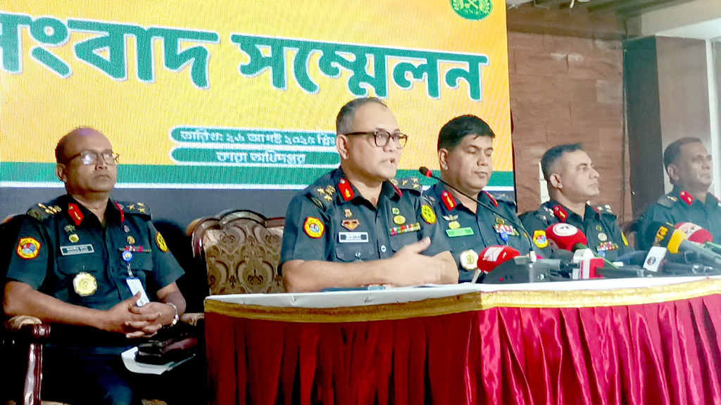 অবৈধ মোবাইল দিয়ে বন্দীরা আমাকে কল করেন, এটা বিস্ময়কর: কারা মহাপরিদর্শক
