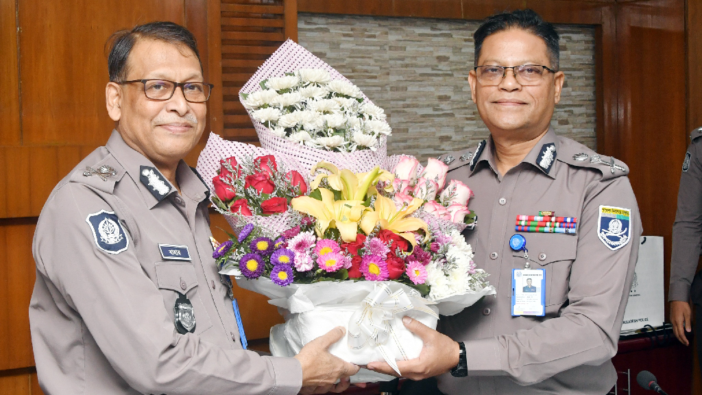 পুলিশ সদর দপ্তরে বিদায়ী ও নবনিযুক্ত আইজিপিকে সংবর্ধনা