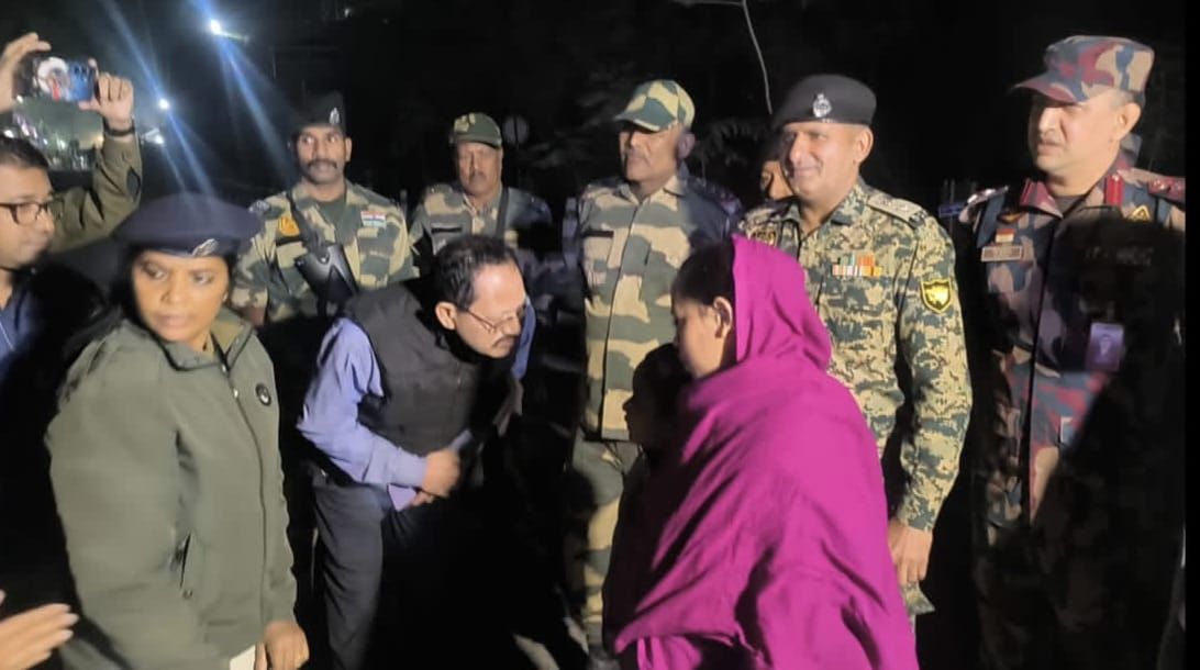 অন্তঃসত্ত্বা সোনালীকে অবশেষে বিএসএফের কাছে হস্তান্তর করল বিজিবি