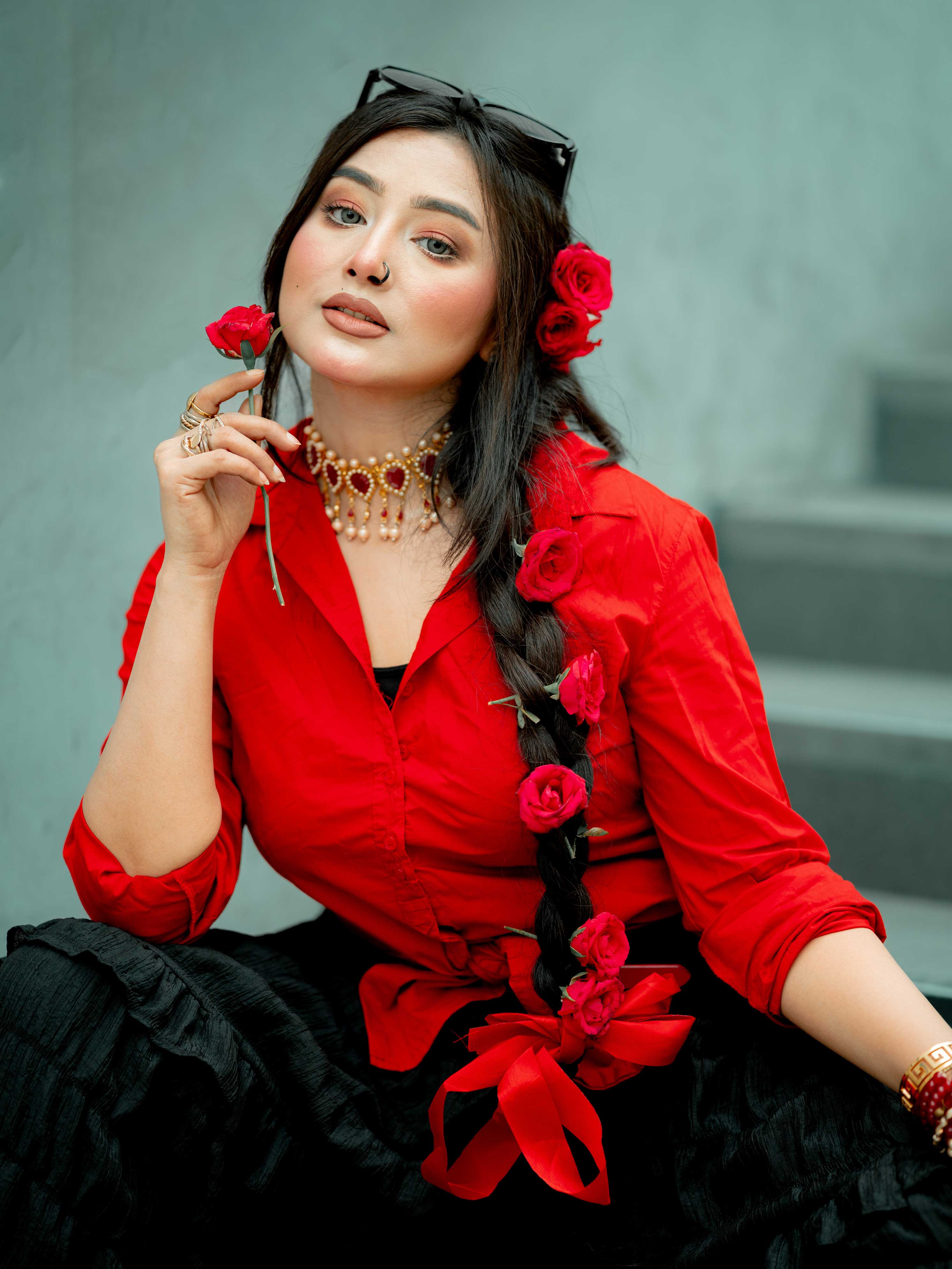 গোলাপ ফুল দিয়ে ত্বক ও চুলের যত্ন নেওয়াটা বেশ সহজ। মডেল ও মেকআপ: আসিন জাহান। ছবি: ফুহান হাসান