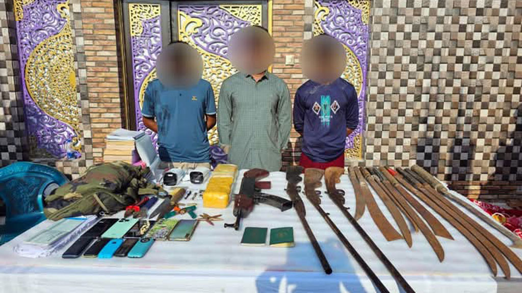 কক্সবাজারে সেনাবাহিনীর অভিযানে কুখ্যাত শাহীন ডাকাতসহ গ্রেপ্তার ৩