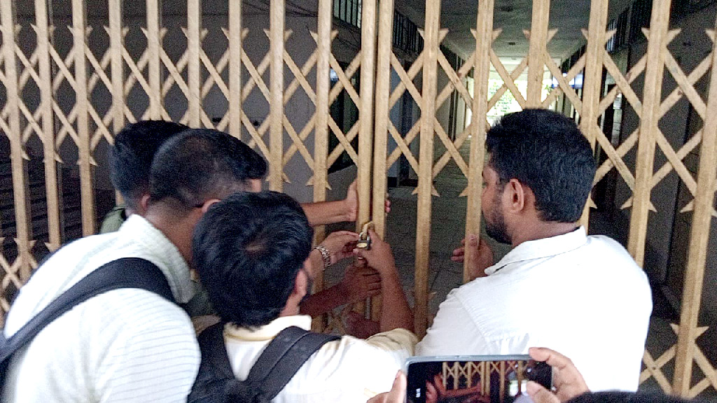 ইবিতে পরীক্ষার দাবিতে শিক্ষার্থীদের বিভাগে তালা