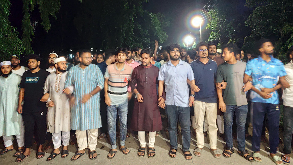 ঢাকায় যুবদল নেতা কর্তৃক ব্যবসায়ীকে হত্যার প্রতিবাদে ইবিতে বিক্ষোভ