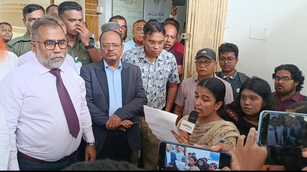 নারী শিক্ষার্থীর পোশাক নিয়ে কটূক্তিকারী শিক্ষকের শাস্তির দাবিতে ইবি উপাচার্যকে স্মারকলিপি