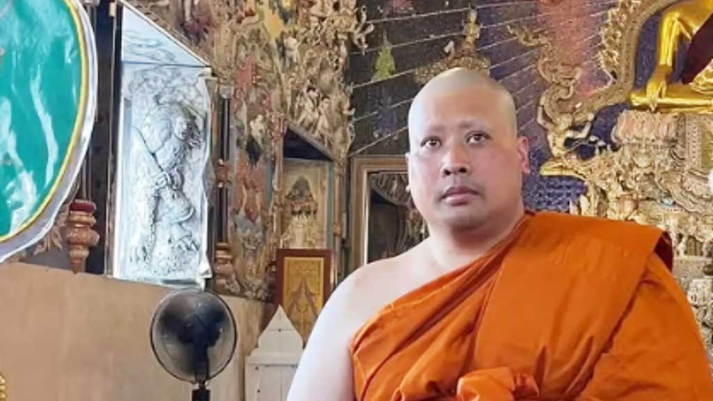 থাই রাজার সন্ন্যাসী পুত্রের আবেগঘন বার্তা কীসের ইঙ্গিত