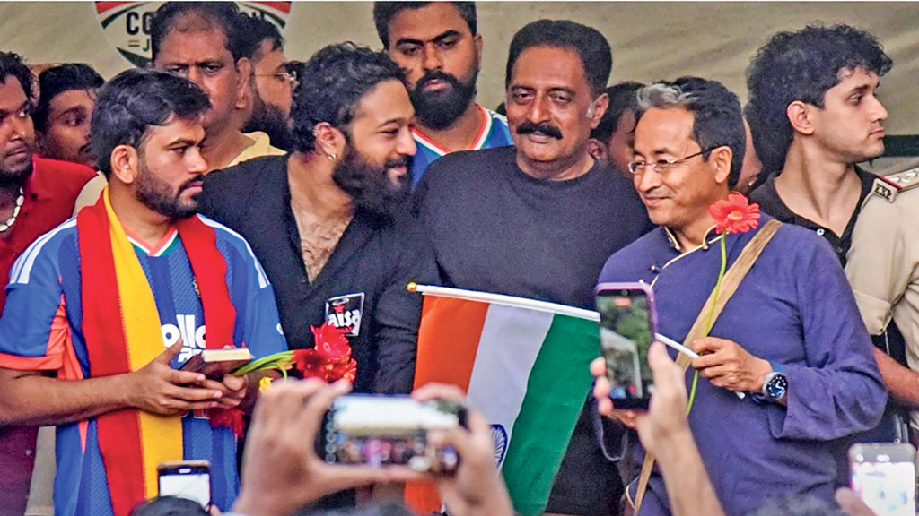 ‘ককরোচদের’ প্রতিবাদ সমাবেশে শামিল প্রকাশ রাজ
