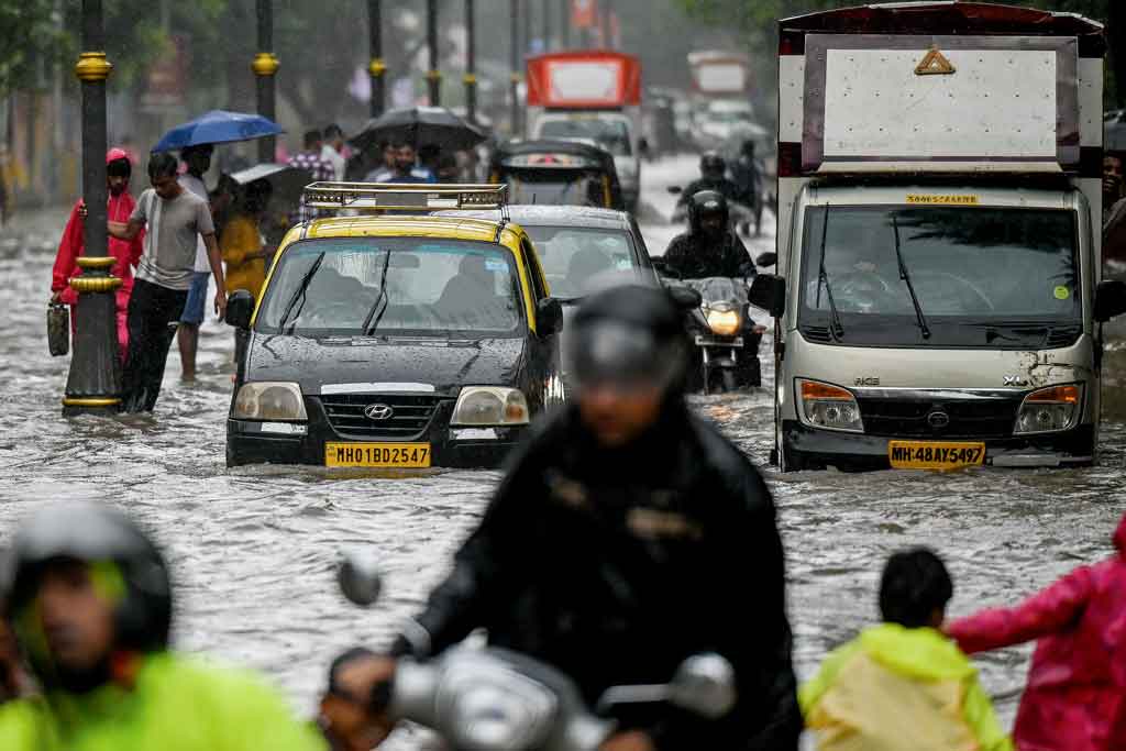 মুম্বাইয়ে ভারী বর্ষণে ৪ দিনে ২১ প্রাণহানি, রেড অ্যালার্ট জারি