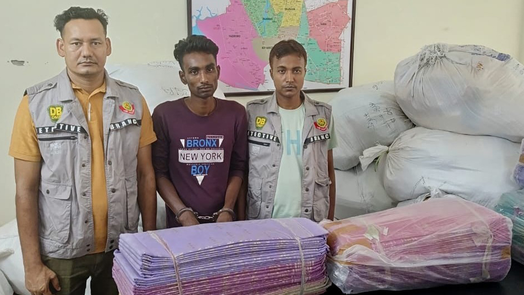 শুল্ক ফাঁকি দিয়ে ভারত থেকে শাহবাগে ৪১ লাখ টাকার শাড়ি, থ্রি-পিস