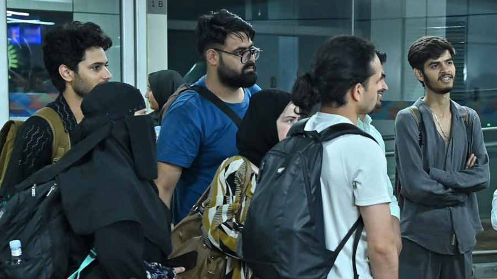ভারতের জন্য আকাশসীমা খুলে দিল ইরান, ফিরছেন ১ হাজার শিক্ষার্থী