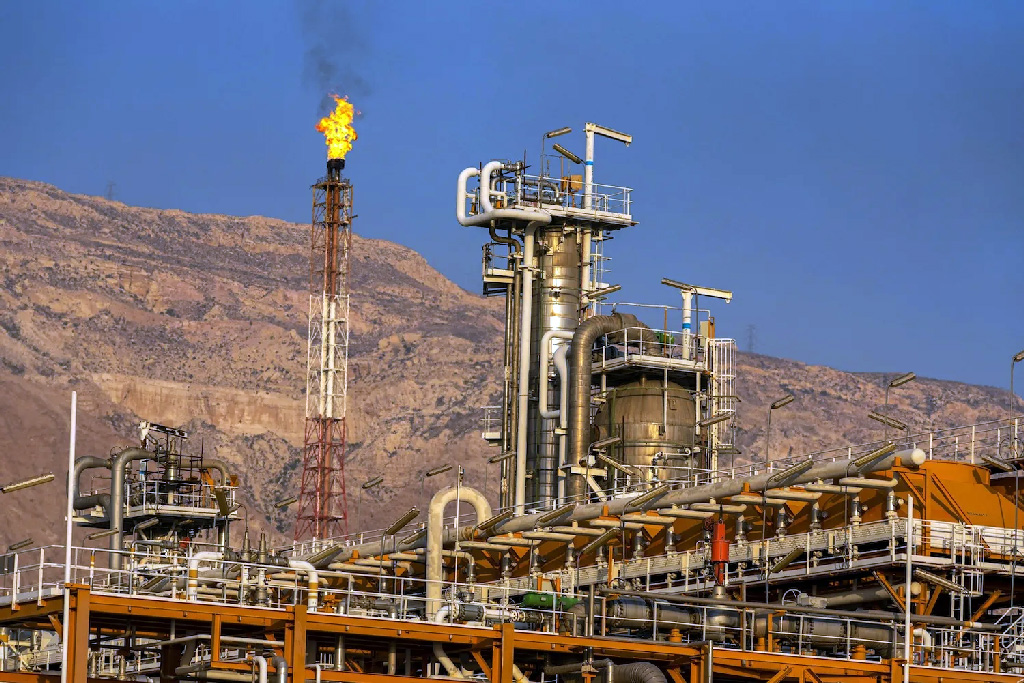 দ্রুতই তেল শোধনাগারগুলো সচল করবে ইরান, সৌদির ইস্ট–ওয়েস্ট পাইপলাইন ফের চালু