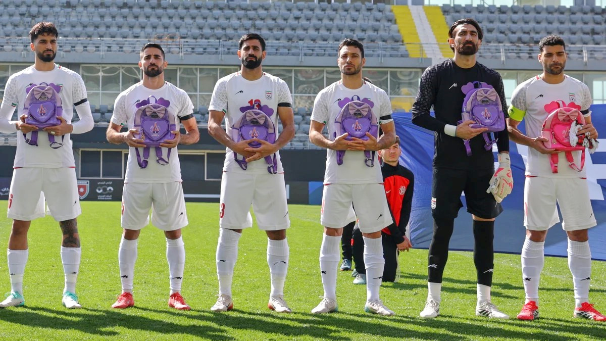 নিহত স্কুলছাত্রীদের স্মরণে স্কুলব্যাগ নিয়ে মাঠে নামলেন ইরানের ফুটবলারেরা
