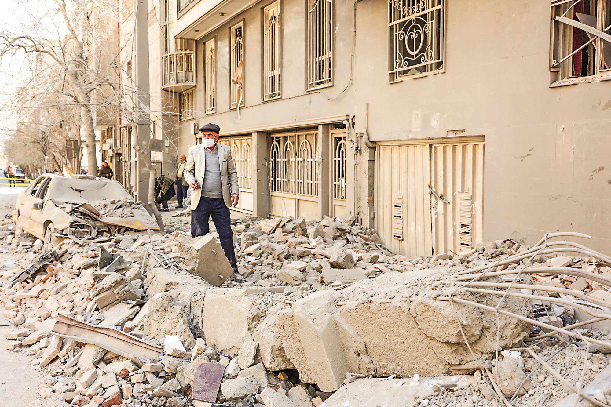 আতঙ্ক-বিভীষিকায় দিন কাটছে তেহরানবাসীর